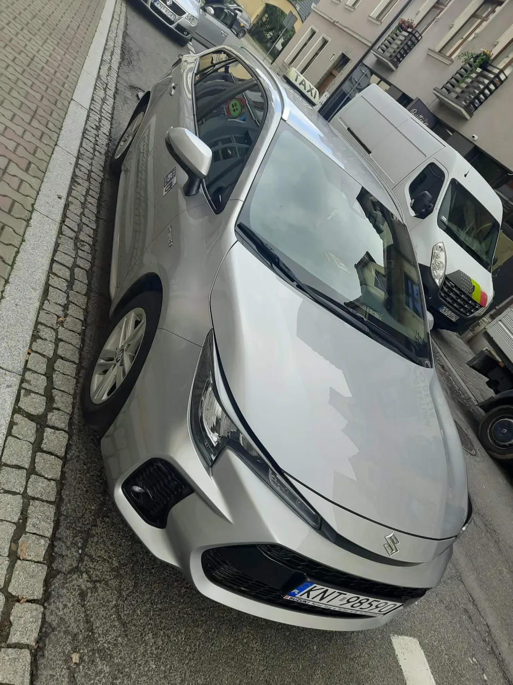 Taksówka Taxi 45 Nowy Targ – srebrne Suzuki, widok z przodu