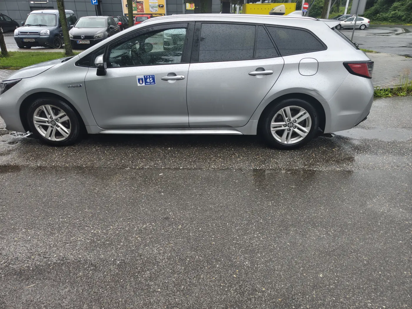 Taxi Nowy Targ – Suzuki hybryda, widok z boku