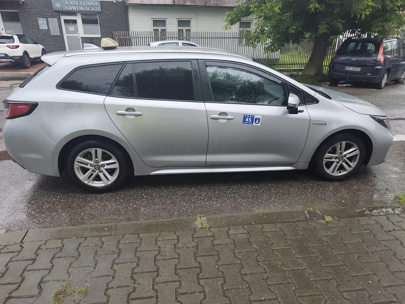 Taksówka osobowa Nowy Targ z oznaczeniem Taxi 45 – bok pojazdu